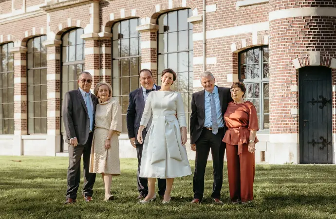 gezin voor een oud gemeentehuis 