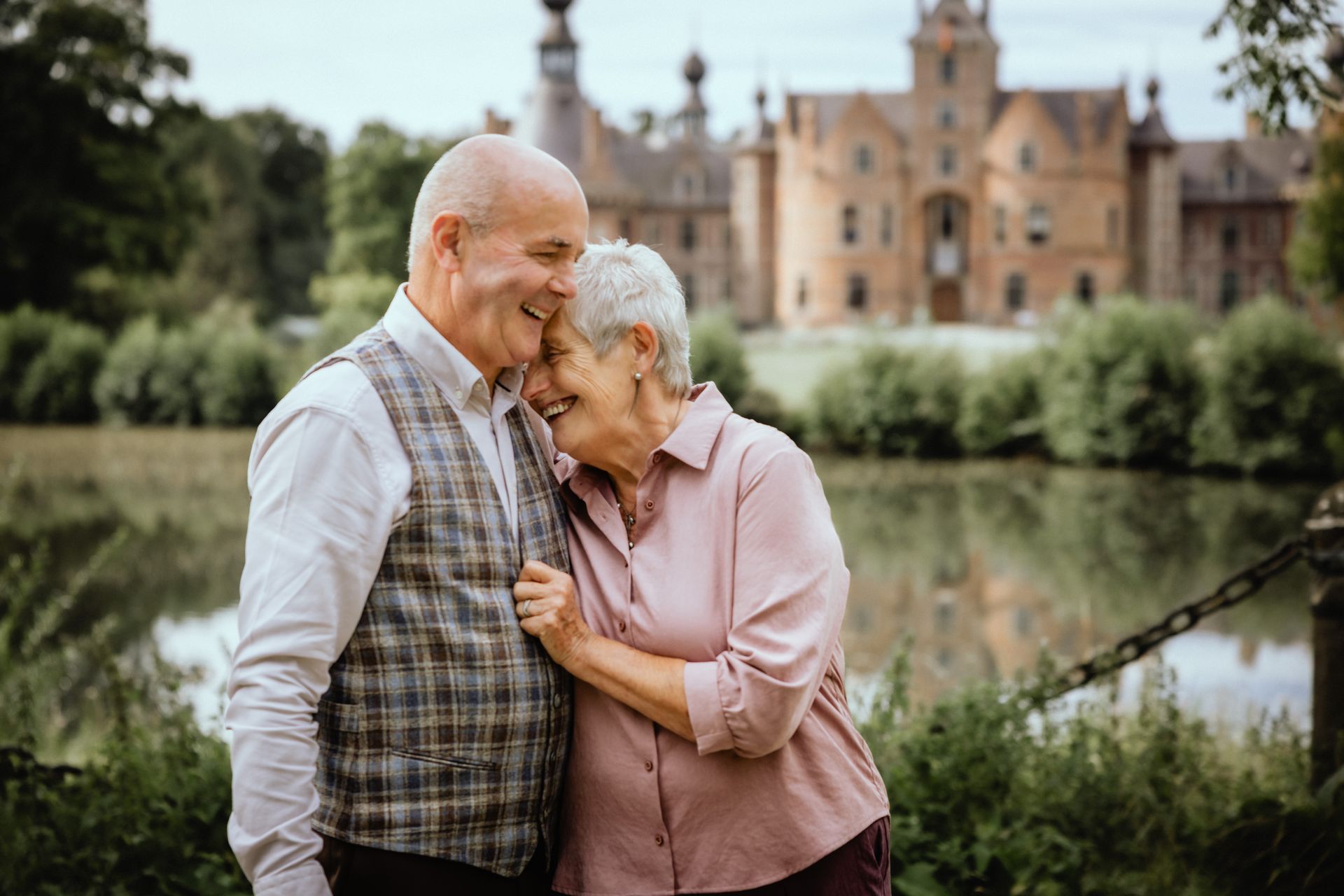 oudere gepensioneerde koppel die elkaar omhelzen
