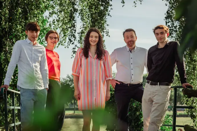 gezin in beeld vader moeder twee volwassenen zonen en dochter