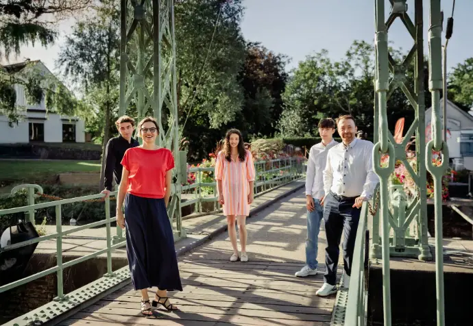 gezin op een brug moderne opstelling staan los van elkaar