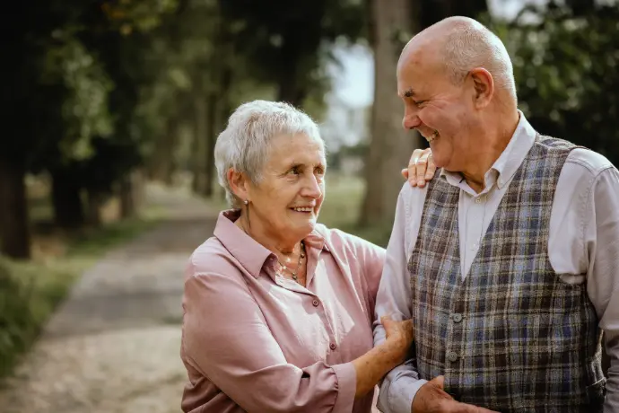 oudere gepensioneerde koppel die elkaar aankijken in een intiem moment