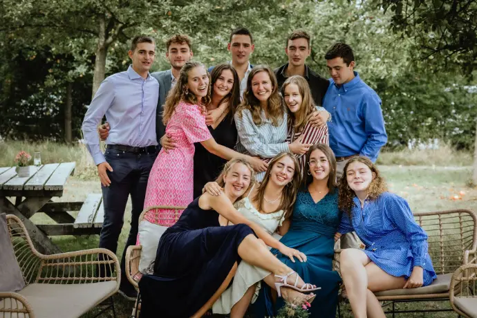 foto met kleinkinderen die elkaar omhelzen en beetje gek doen