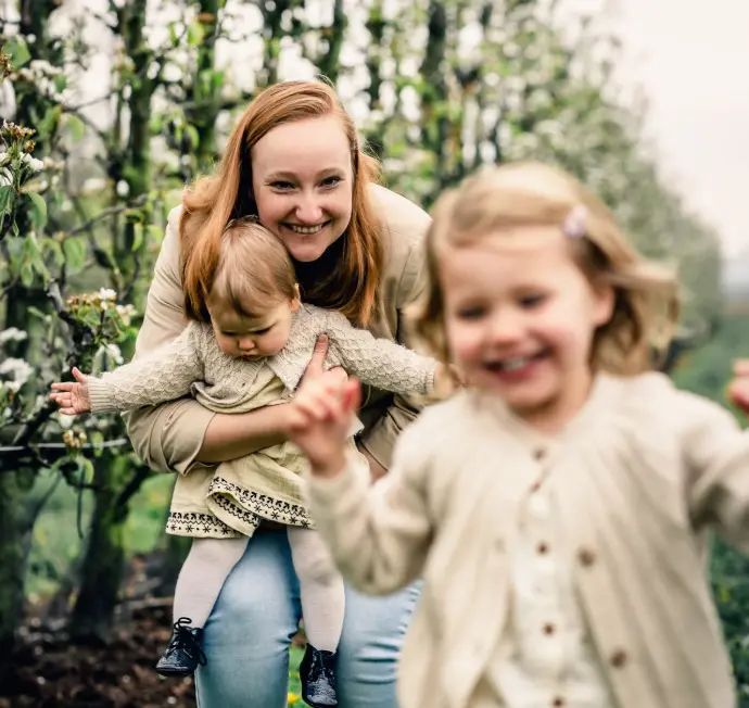 mama die achter haar dochter aanloop in een spelletje
