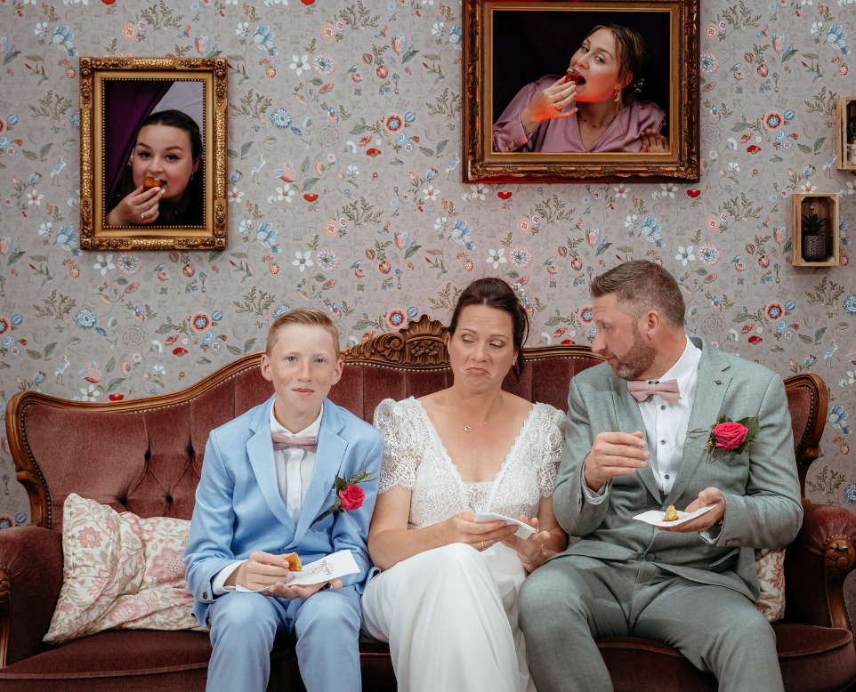 getrouwd stel met hun zoon in een photobooth 