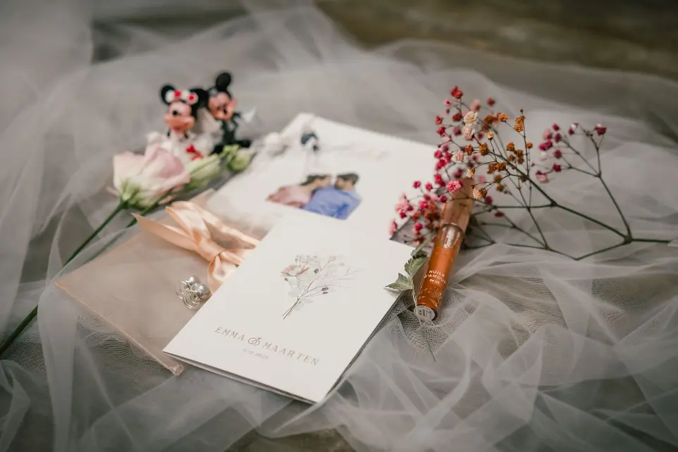 uitnodiging voor het huwelijk mooie opgesteld op de grond