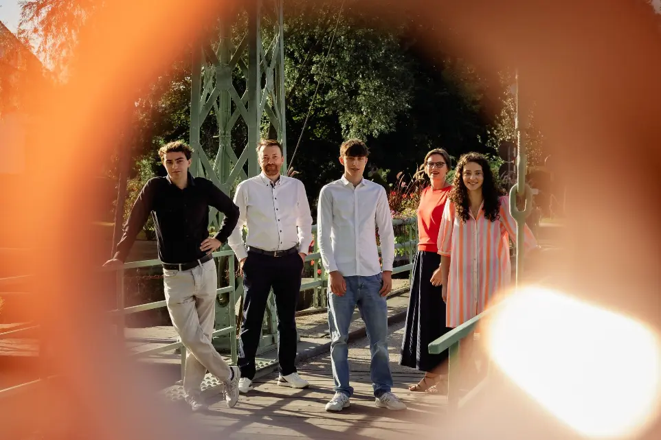 een gezin stoer opgesteld op een brug in een ring van goud