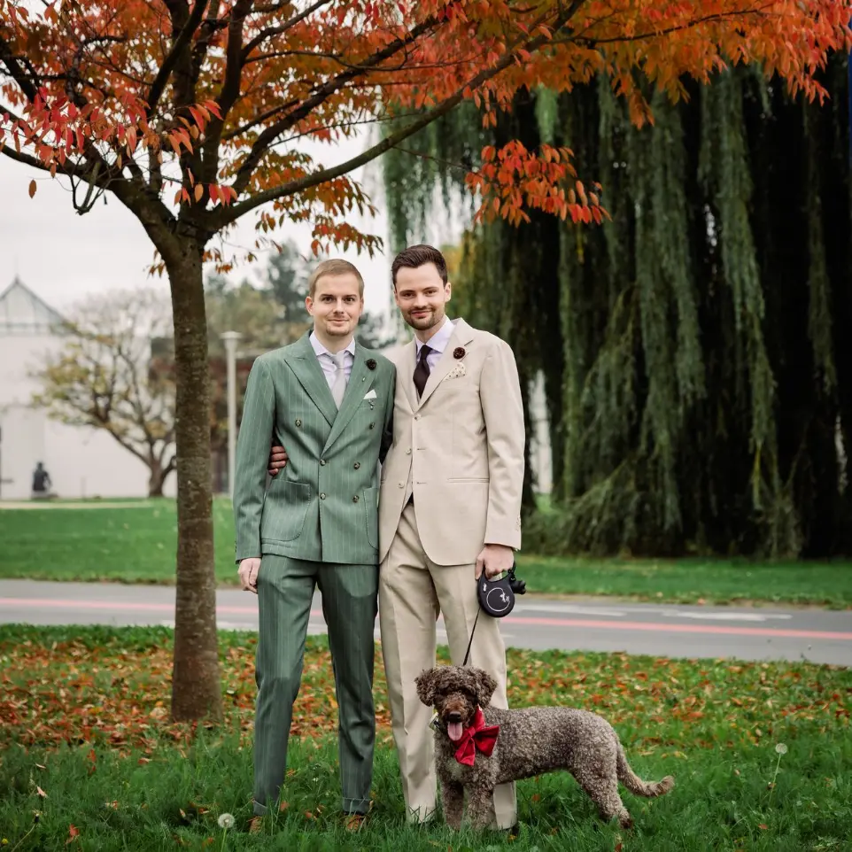 twee mannen met hondje juist getrouwd bij een boom