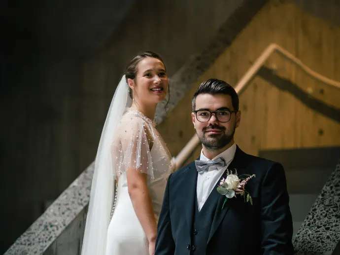 koppel op het trap van Leietheater