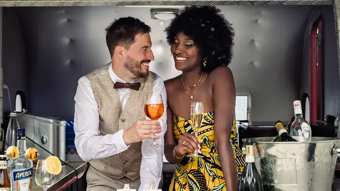 koppel met verschillende huidskleur die elkaar aankijken 