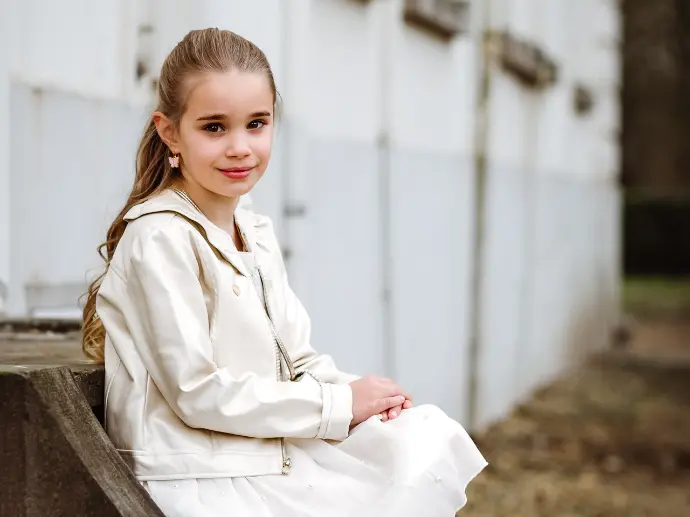 lentefeest foto meisje op de trap van een kasteel