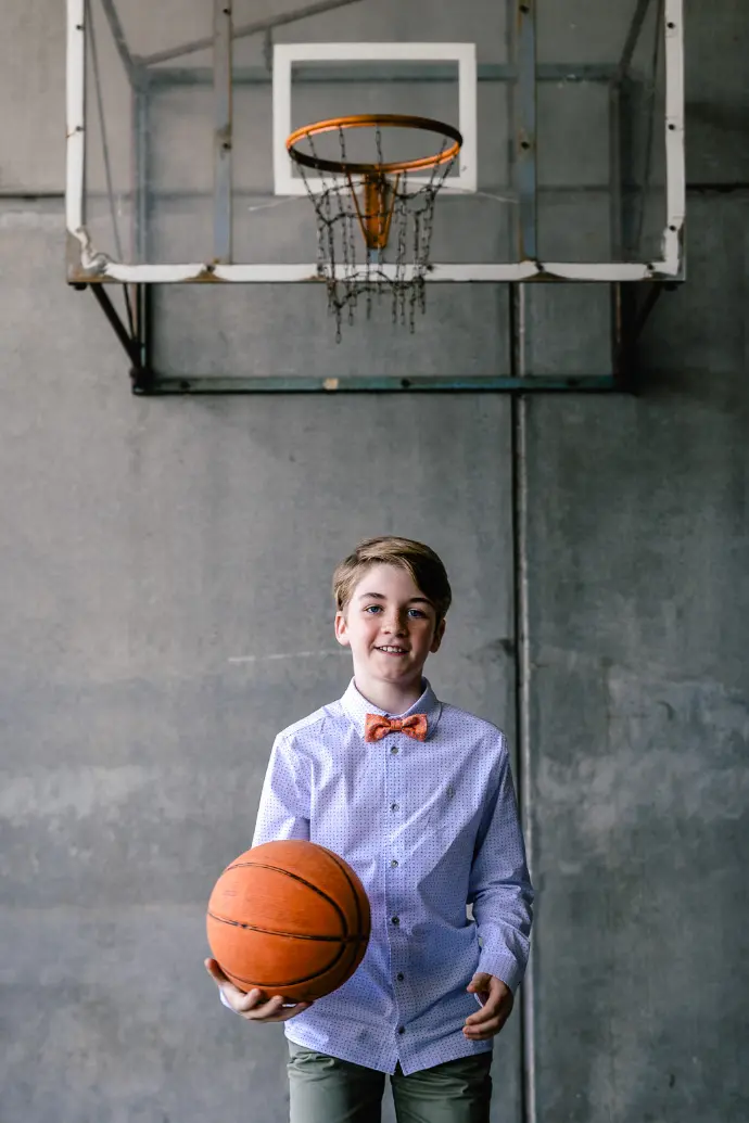 communie jongen met basketbal en basketnet 