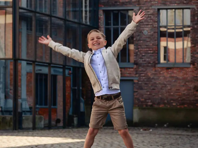 jongen communie foto aan Transfo 