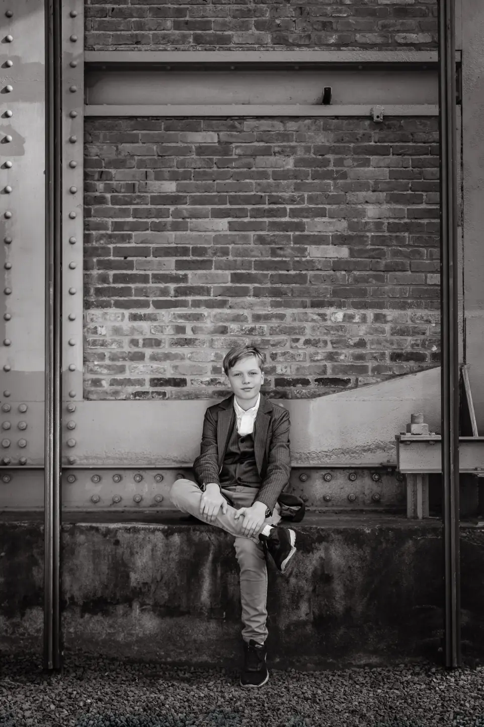 communie foto jongen aan oude Transfo gebouw