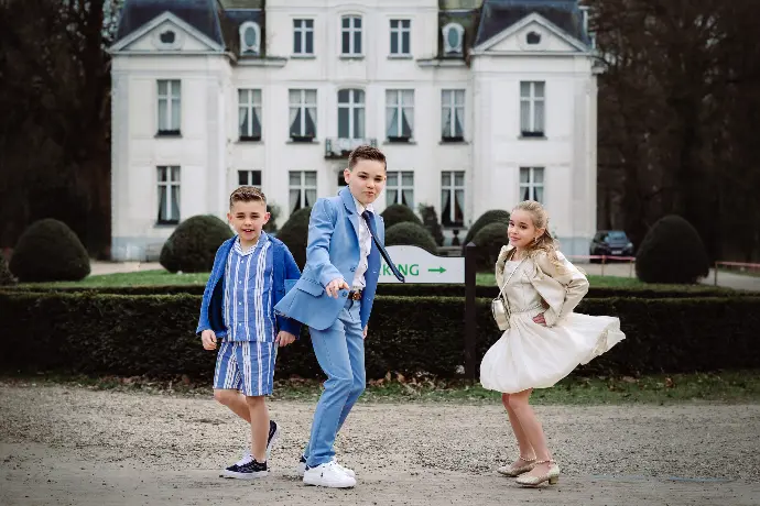 drie kinderen samen dansen voor een kasteel