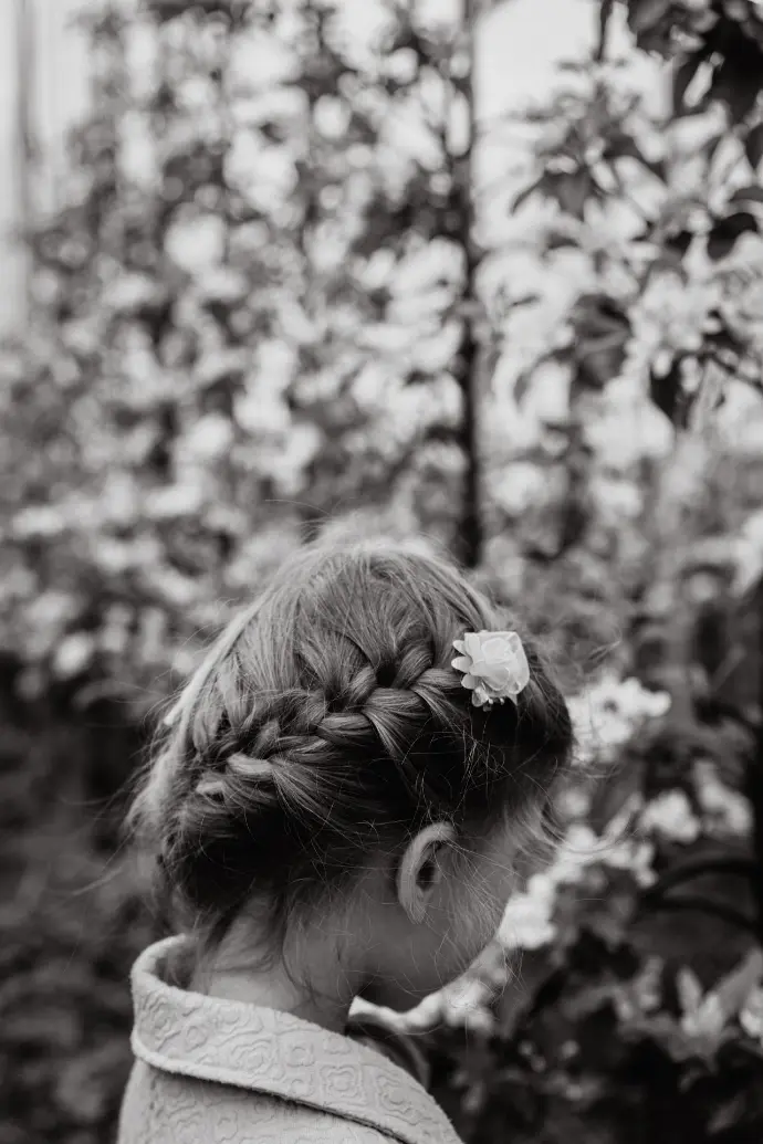 Lente communiefoto’s met broer en zus in idyllische bloesems