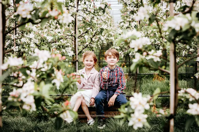 Communie fotoshoot in bloesempark met stralend duo