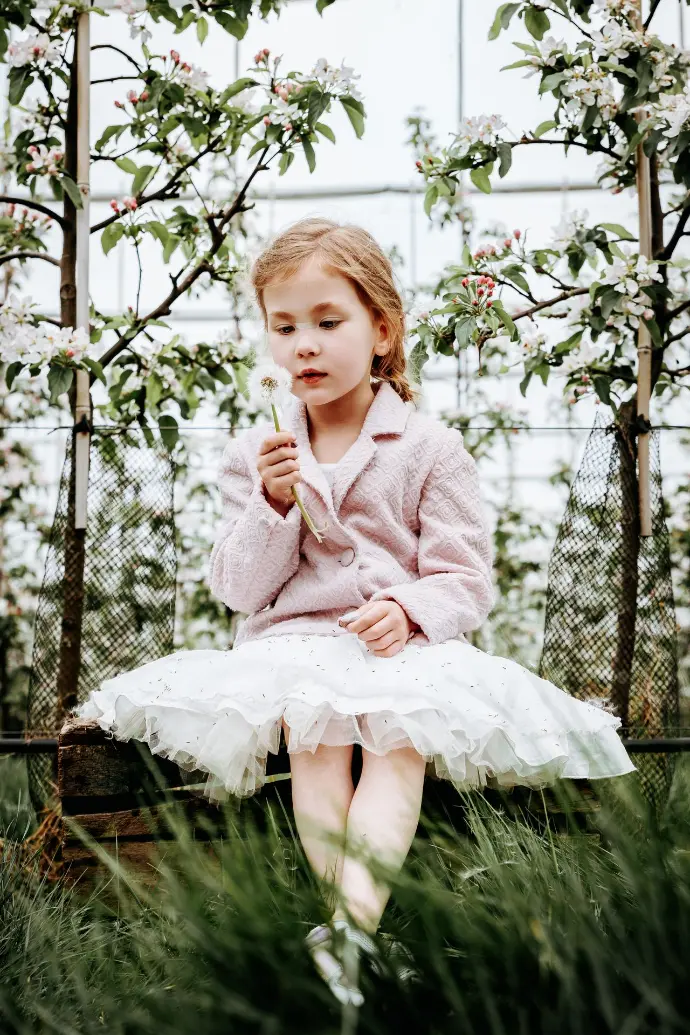 Lente communiefoto’s met broer en zus in idyllische bloesems