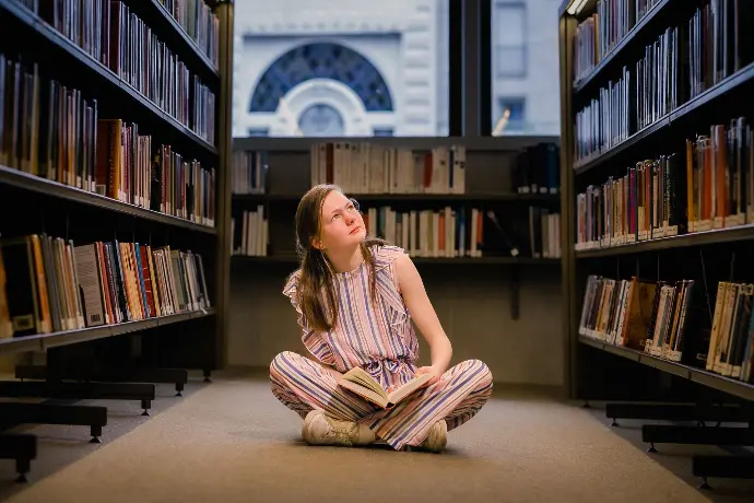 Communieportret in leeshoek van bibliotheek Waregem – creatieve setting