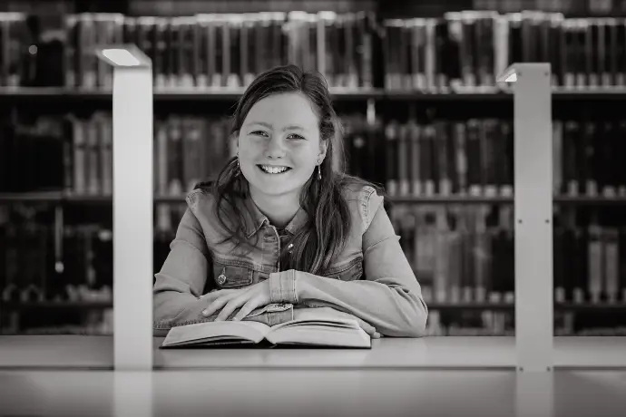 Communieportret in leeshoek van bibliotheek Waregem – creatieve setting