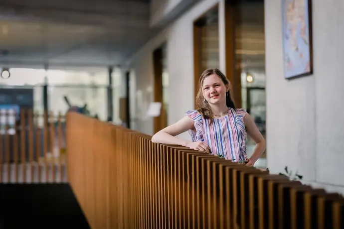 Communieportret in leeshoek van bibliotheek Waregem – creatieve setting