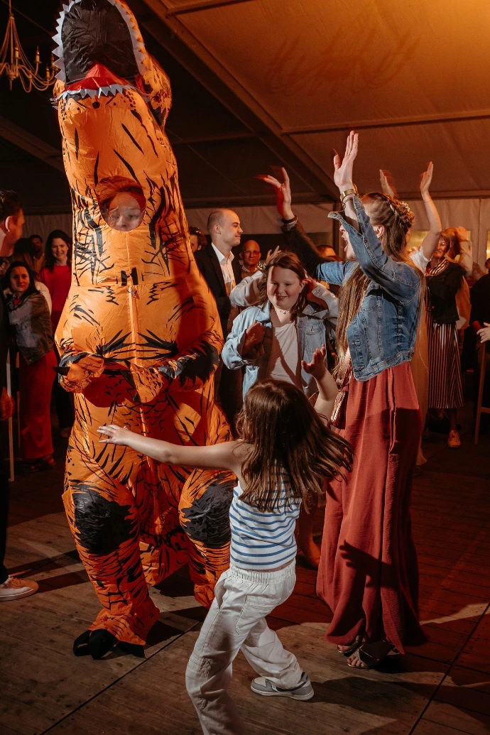 avondfeest met veel lichten en feest