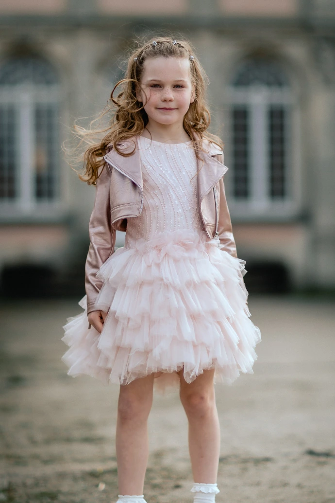 stoere meisje voor een kasteel met haar in de wind