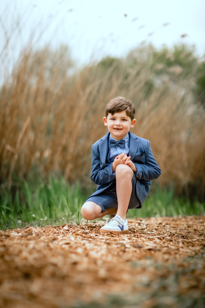 lieve foto van een jongen bij hoge gras
