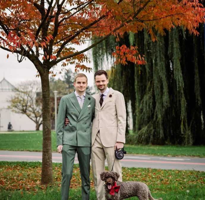 huwelijk manen portret met hond in groen