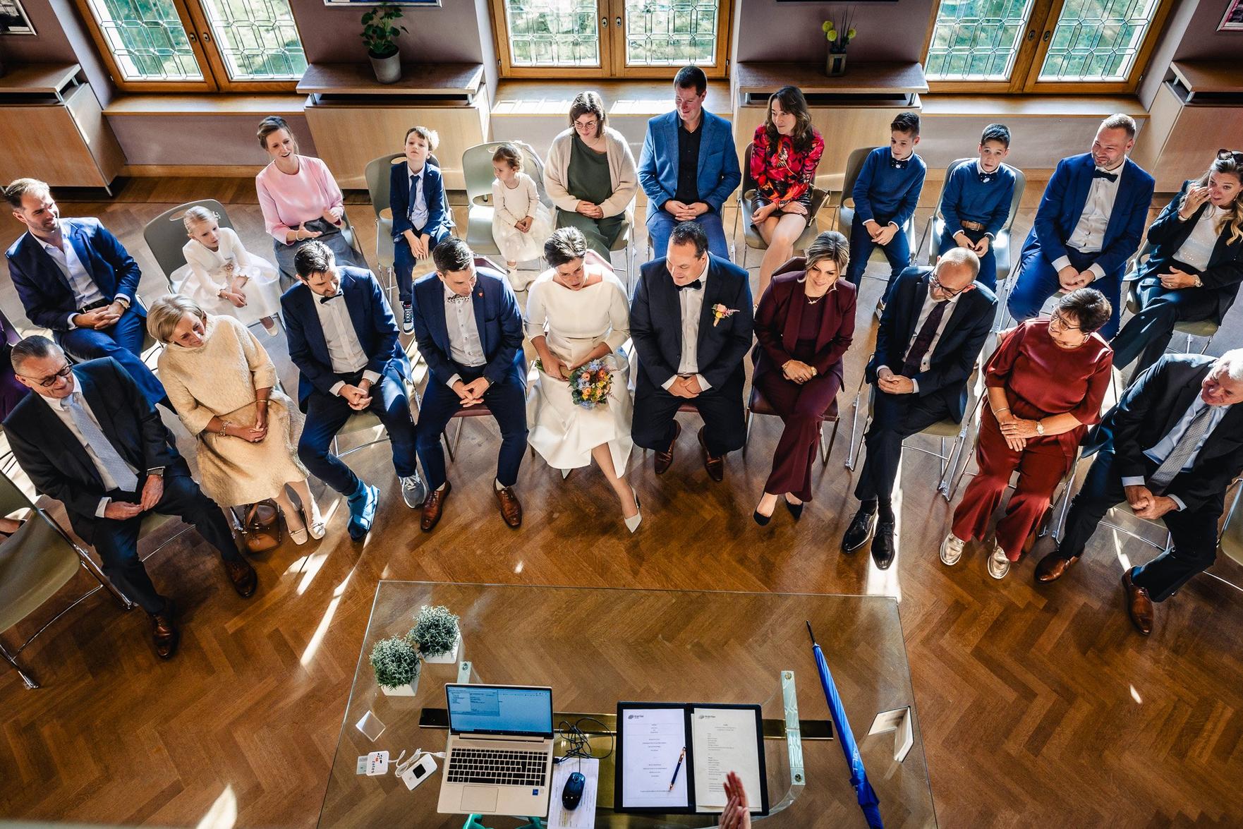 groep mensen die samen zitten in een bibliotheek van de domein De Ghellinck