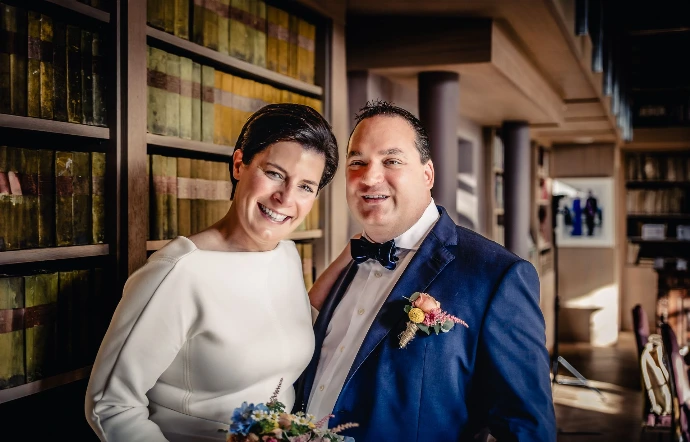 koppel getrouwd in een bibliotheek van de domein De Ghellinck