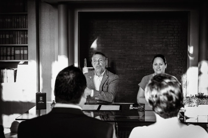 koppel getrouwd in een bibliotheek van de domein De Ghellinck