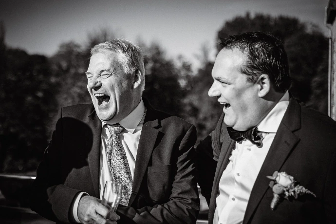 lachende mensen en receptie op het dak van de domein De Ghellinck