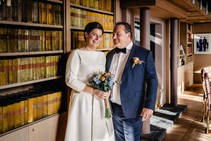 koppel getrouwd in een bibliotheek van de domein De Ghellinck