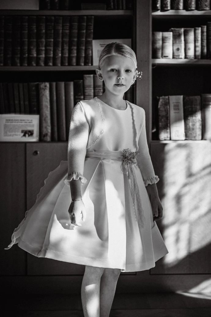 meisje in het bibliotheek van de domein De Ghellinck