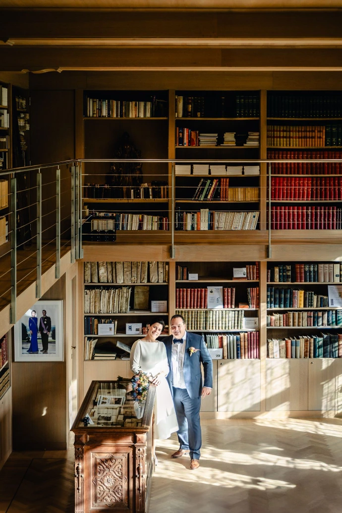 koppel getrouwd in een bibliotheek van de domein De Ghellinck
