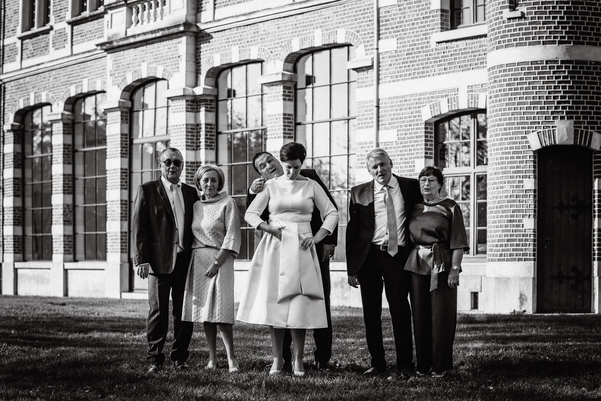 koppel is getrouwd in de domein De Ghellinck staan in gras voor het gebouw 