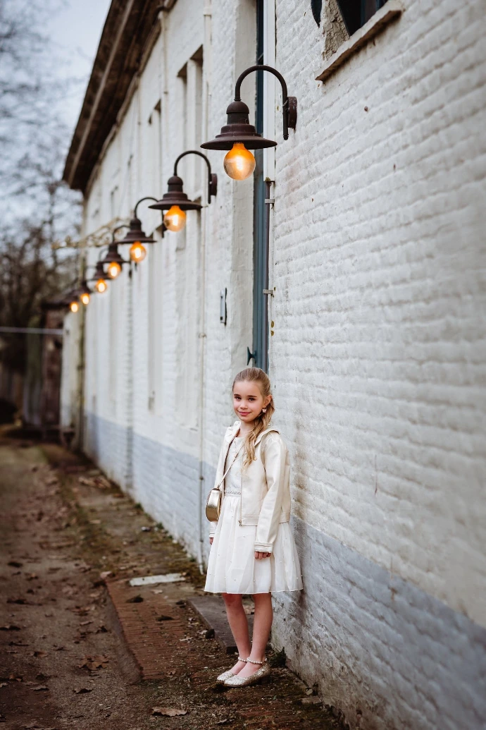 Communicant wandelt door park tijdens lentefeestshoot