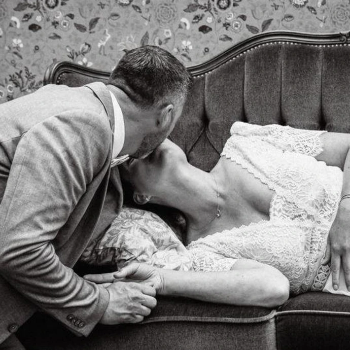 Close-up van handen met trouwringen tijdens ceremonie in Oudenaarde