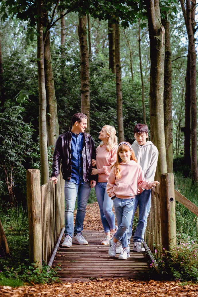 Gezinsportret in natuurlijke buitenomgeving