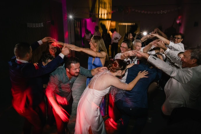 Emotionele huwelijksfoto van een koppel op hun trouwdag