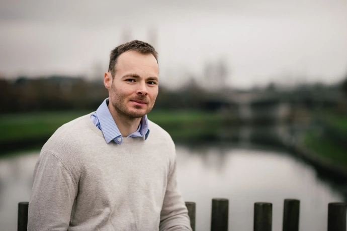 Authentiek zakelijk portret met natuurlijke uitstraling en vertrouwen