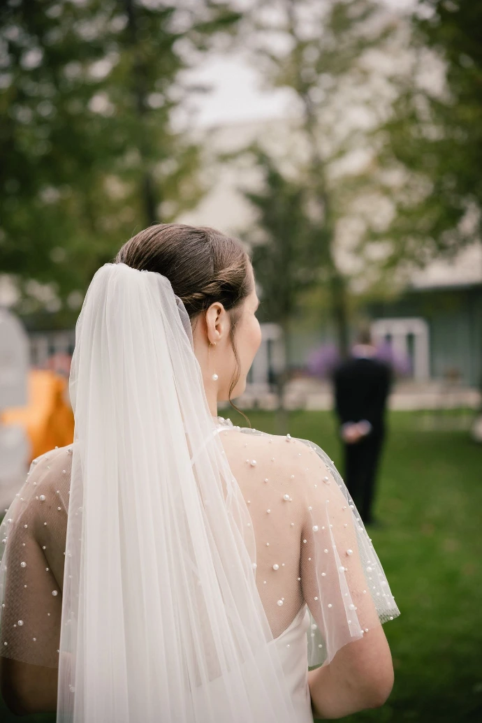 natuurlijke en tijdloze beelden van een bruidspaar