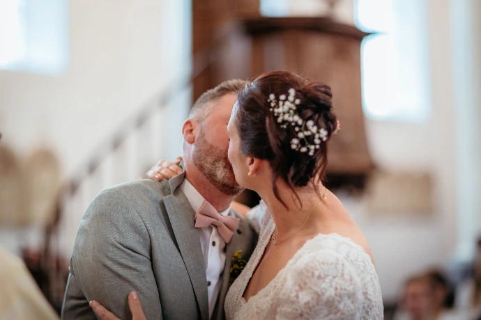 Bruidspaar tijdens katholieke huwelijksceremonie in kerk