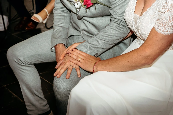 Bruidspaar tijdens katholieke huwelijksceremonie in kerk