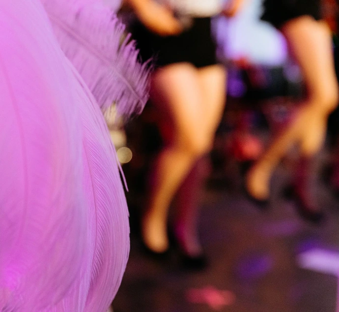 Dansvloer vol gasten tijdens trouwfeest