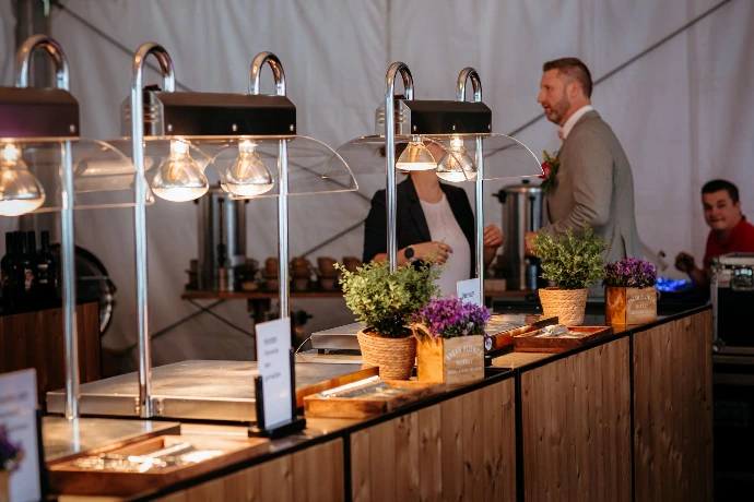 Stijlvolle tafeldecoratie met bloemen en kaarsen