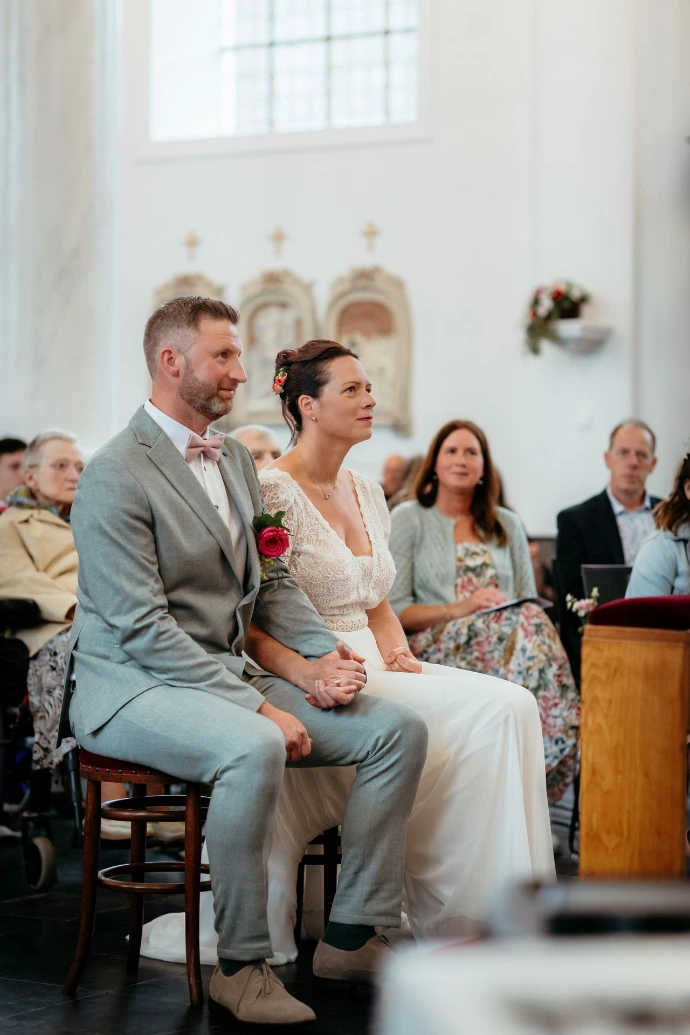 Romantische trouwfoto in kerk met prachtig altaar