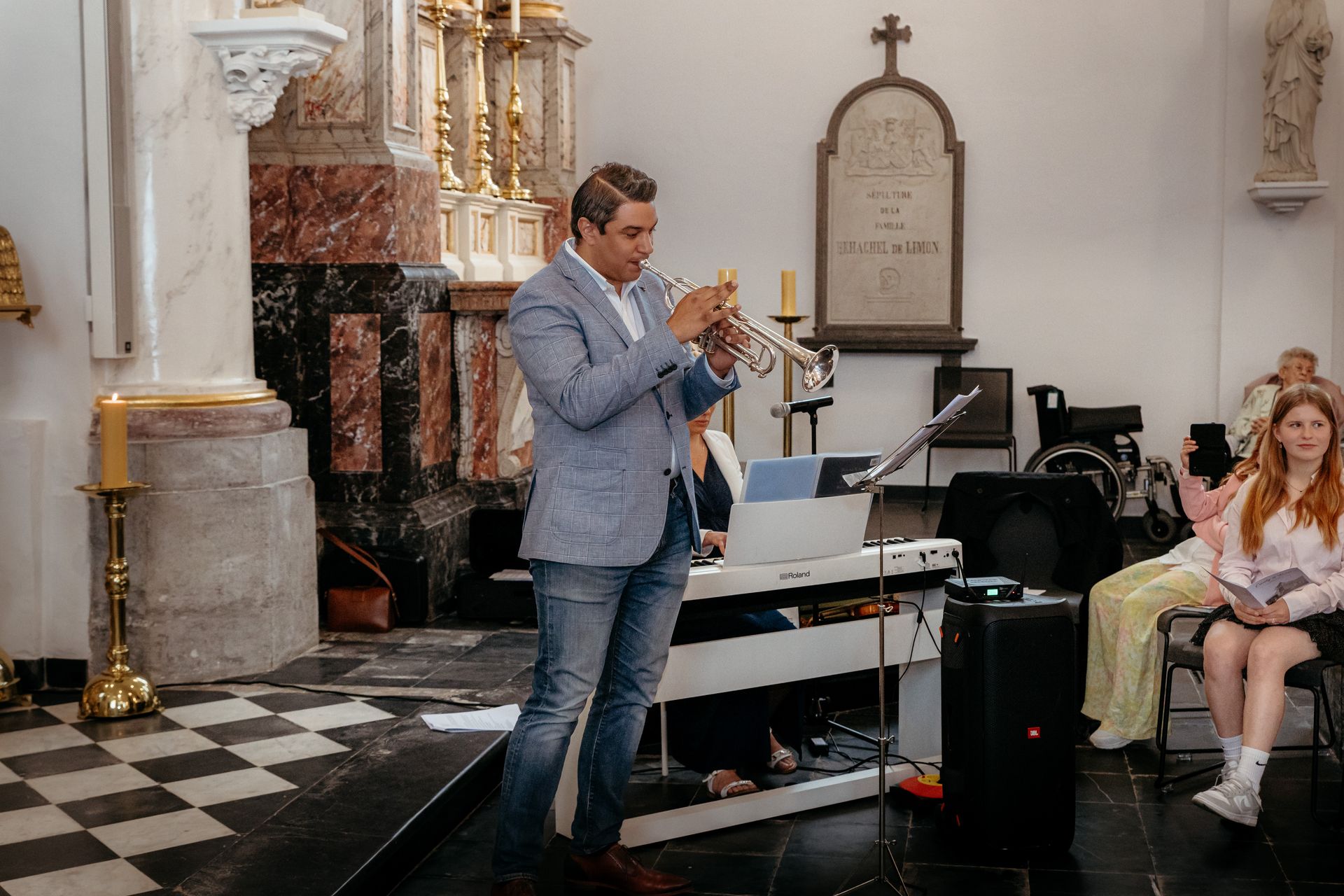 Romantische trouwfoto in kerk met prachtig altaar