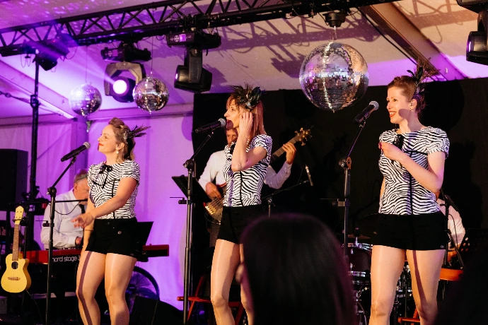 Muzikale sfeer op trouwfeest met dansende gasten