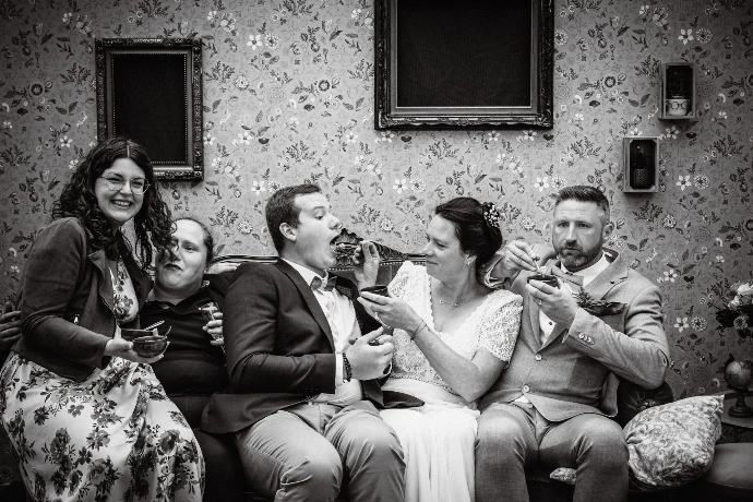 Bruidskoppel in fotobooth met feestelijke props